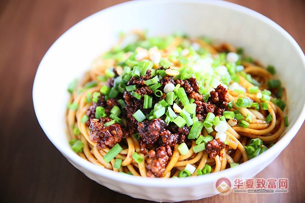 龙师傅杂酱面加盟